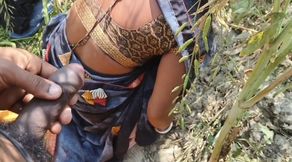 Indian desi village wife ko bhaiya ne ganv ke khet me patni ko chudai kiya.dehat jungal me husband wife ki sexy hindi video