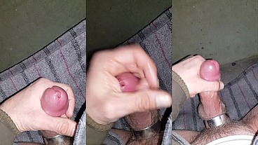 Bi-sexueller m4rkus77 wichst und melkt seine Spermaladung auf der Terrasse am Parkrand ab
