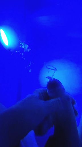 Underwater in the pool jerk off and cumshot