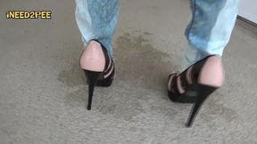 asian girl pees her skintight jeans omoraashi