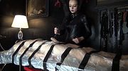 Mistress italiana pratica bondage e CBT sul suo schiavo