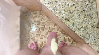 Masturbazione sotto la doccia in soggettiva con due fusti americani amatoriali che scaricano enormi carichi dai loro grossi cazzi