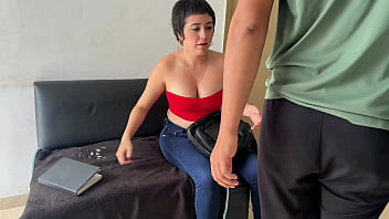 Recibo una excelente explicacion de mi sexi profesora de anatom&iacute_a., me muestra las partes del cuerpo y luego me deja meterle mi rica polla por su apretado latino culo.