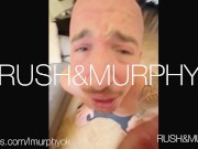 Un policía dotado se folla a un tipo musculoso tatuado con su polla gigante y le llena lo lefa todo