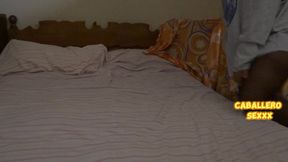 Zorrita blanca húmeda y caliente es montada