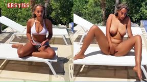 Ersties - Naomi fingert sich ausgiebig nach einem Bad im Pool