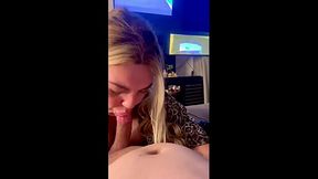 Jogando Videogame enquanto recebe um oral delicioso