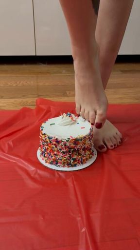 Can I squish you like this cake?🥱