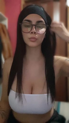 Curvy OnlyFans model shows off her body in a sultry solo performance