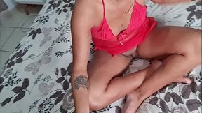 Puta foi pega no flagra pelo corno que mandou ele calar a boca sentar e assistir a vagabunda que ele tem em casa