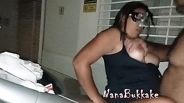 Novo dogging transando na rua, Parte 1-2, com estranhos gozando na minha boca