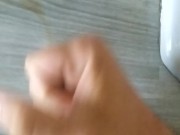 Bonne branlette devant un bon porno avec éjaculation