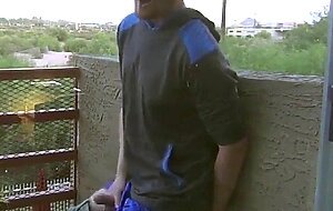 Masturbation im Freien auf dem Balkon