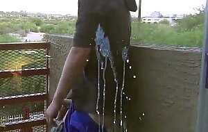 Masturbation im Freien auf dem Balkon