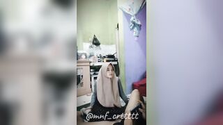 Hijab Cantik Nyepong Pacarnya Sambil Main Game