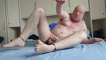 Keuscher Nylonjunge mit Käfig am Schwanz 1
