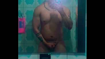 Macho casado musculoso se masturba su vergota en la ducha