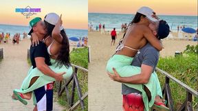 pegando os dois solteiros aos olhos do corno e de todos na praia