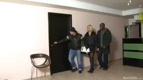 Excited Black Dude Finally Fucks Linda Ray, Making Her Moan Loudly