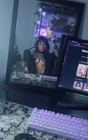 Do u like goth girls who watch hentai?