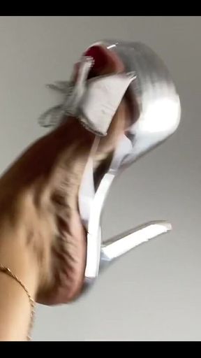 Dangling Video in Portuguese Send Me