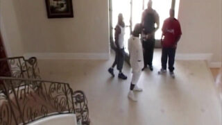 Penis hitam besar Sledge Hammer menghantam Aimee Tyler, wanita Eropa bertubuh montok, dalam pesta seks anal liar bergaya vintage.