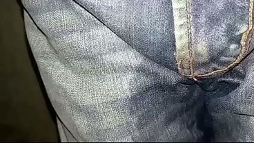 Pa&ntilde_al casero orinado con pantalon jeans puesto y m&uacute_ltiples orgasmos