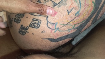 Botei o tatuado pra sentar na piroca - 02
