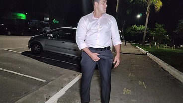 YURI GAÚCHO - CHEFE COM TESÃO SE EXIBIU E TOCOU PUNHETA ATÉ GOZAR - EXECUTIVO GOZANDO NA FRENTE DA GALERA - HOMEM BONITO MASTURBANDO O PAU GRANDE E GOZANDO FORTE