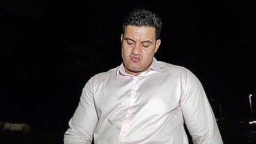YURI GAÚCHO - CHEFE COM TESÃO SE EXIBIU E TOCOU PUNHETA ATÉ GOZAR - EXECUTIVO GOZANDO NA FRENTE DA GALERA - HOMEM BONITO MASTURBANDO O PAU GRANDE E GOZANDO FORTE