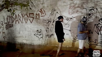 Playboy deixou a esposa em casa pra vim dar na rua pro morador de rua