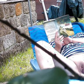 The old horny neighbour is tense ! Even reading a book at the weekend is not possible with him.