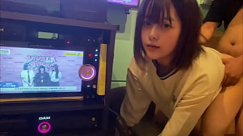 フェラだけなら浮気じゃないよね&hellip_。彼氏がいるのに男友達とカラオケで浮気する女子○生。おちんちんのイカ臭い匂い好き&hellip_