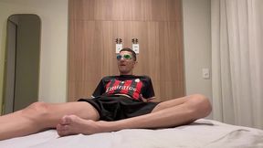 sorteei uma sentada na minha pica e o ganhador veio pegar o premio. puto quase desistiu.