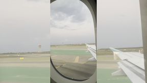 le ensene la polla en pleno vuelo y acabamos follando duro en el bano del avion