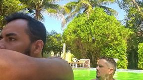 foi fodido na piscina do club, outros machos que flagraram ficaram se masturbando olhando.