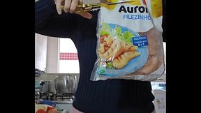 Eu finjo que estou cozinhando na verdade eu gosto de exibir e a buceta inchada