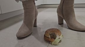 Pisoteo mi hamburgesa con tacones de piel