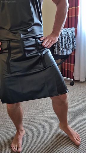 Edible_Kink - Pollypocket75 opens the hatch on Mr_Edibles apron......