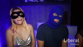 Pareja swinger hace tr&iacute_o con chica unicornio, esposo suertudo