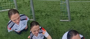 Hübsche Mutter lässt sich beim Fussball ins Gesichts spritzen