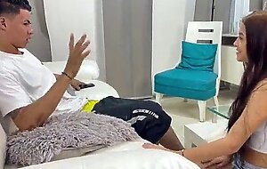 Mi pequena hermanastra llega tarde despues de una fiesta y la follo duro hasta venirme en su