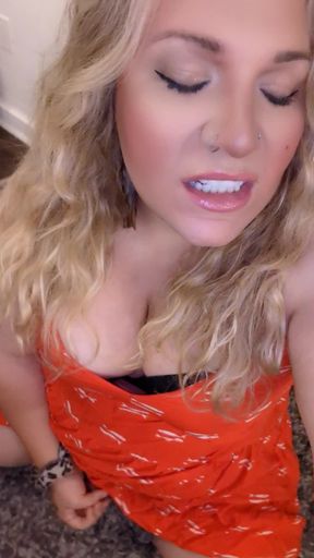 Thick Blonde Mature Tranny Jerking CiCi Kewt