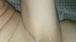 Latina delgada folla con amigo de su novio moja la cama con squirts y recibe mucha leche ????
