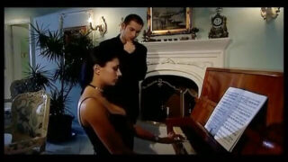 Las aficionadas de gran trasero Sofia Gucci y Candy Strong son penetradas analmente por el gran pene de Mike Angelo.