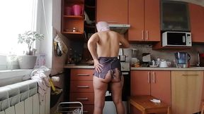 Hot wife cooks breakfast naked in the kitchen