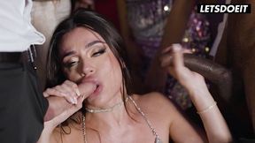 Charlie Dean, Martina Smeraldi And Jesus Reyes - Martina Double Teamed By 2 Dicks And Squirts In The Club Part 5