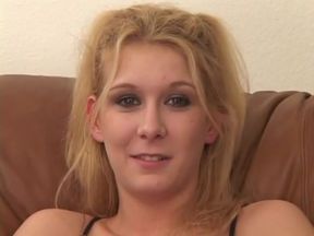MILF cock rider Trinity James sucks and sucks white penis in the living room