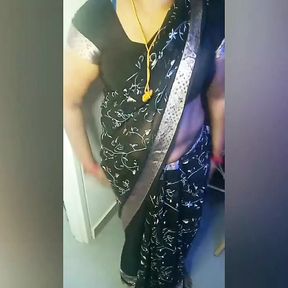 Amma&#039;s Black Saree Hip and Navel Seduction