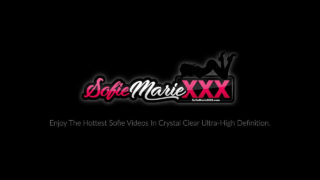 MILF&#39;s Sofie Marie en Ema neuken hun eigen kont